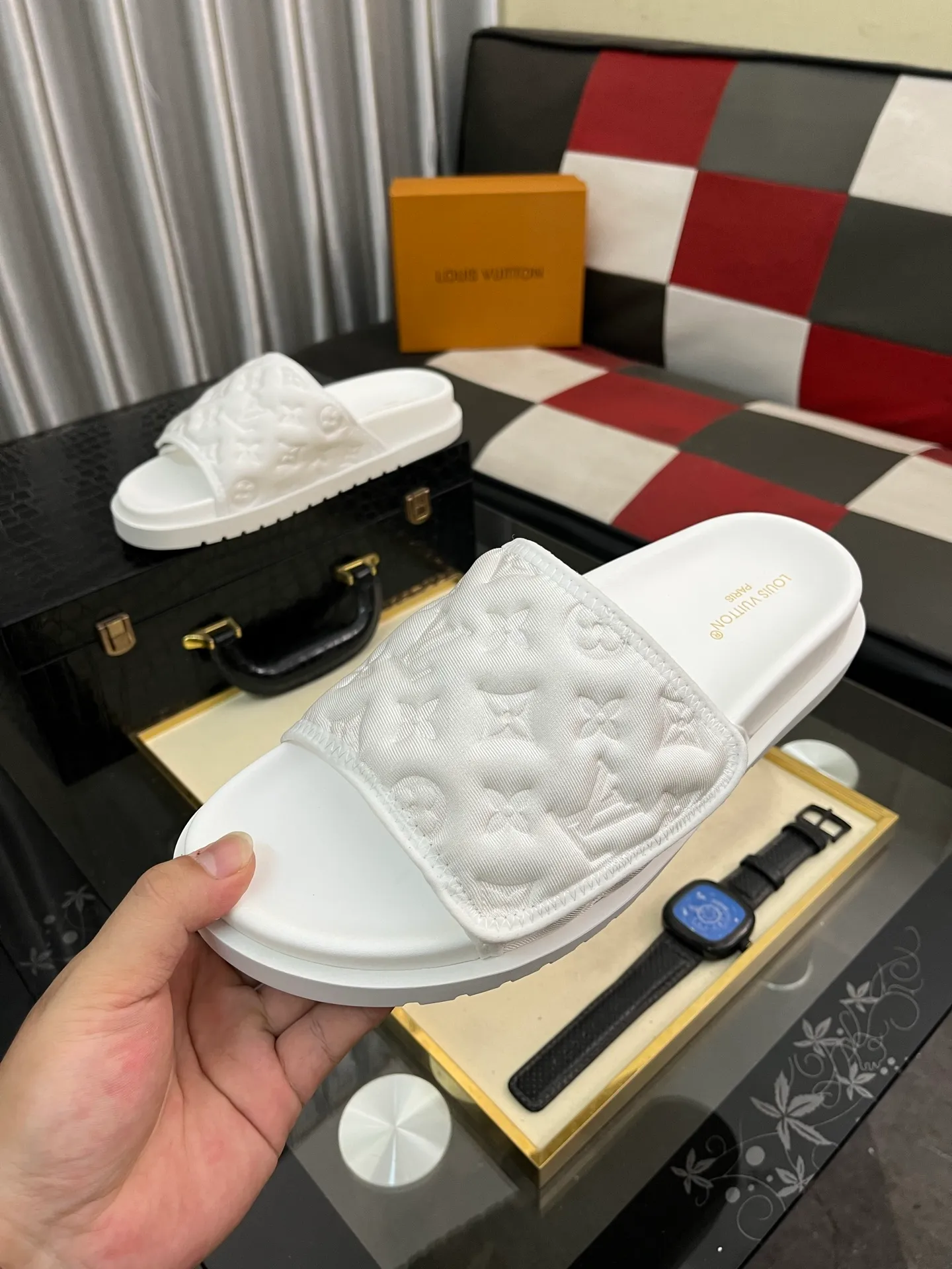 Men's men's shoes💰320⌚️⌚️[Louis Vuitton LV slippers] (high-end cowhide) counter 1:1 fashion style summer must-have! The designer used LV’s iconic outsole. The original simple slippers instantly become fashionable! The upper is made of flexible special cowhide leather straps alternately, and the workmanship is exquisite! A must-have for stylish men in summer, size 38-44
